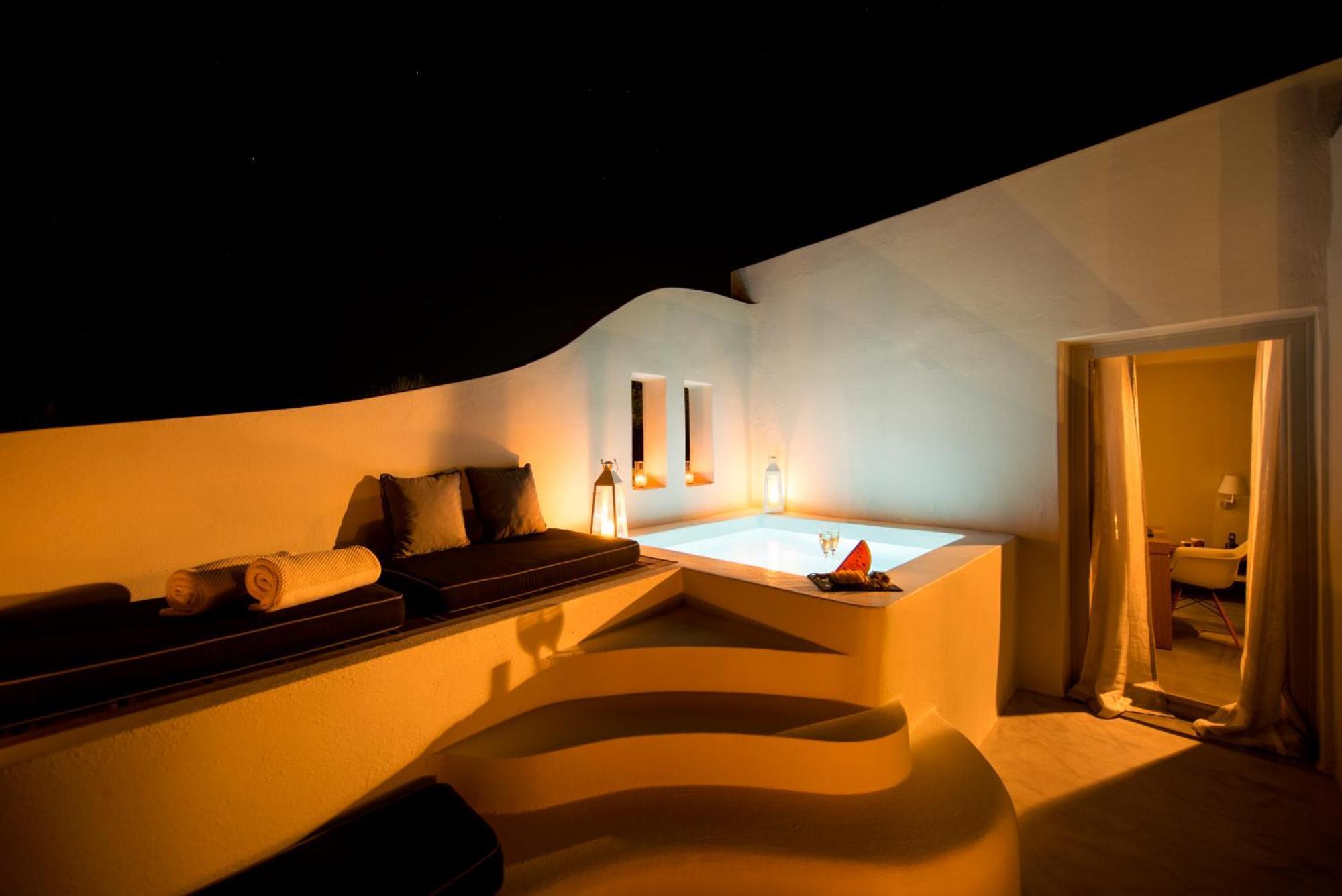 Honeymoon Suite with Outdoor Heated Whirlpool, with Caldera and Sunset view
